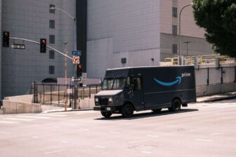Un camion de livraison Amazon à Los Angeles