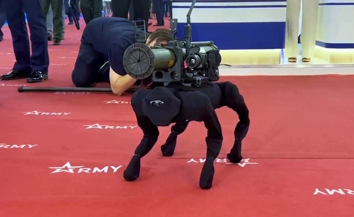 chien robot arme russe