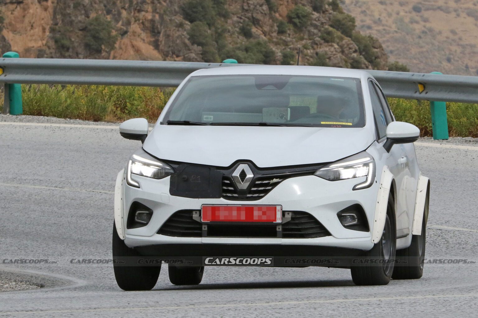 Pour tester sa R5 électrique, Renault la cache dans une Clio