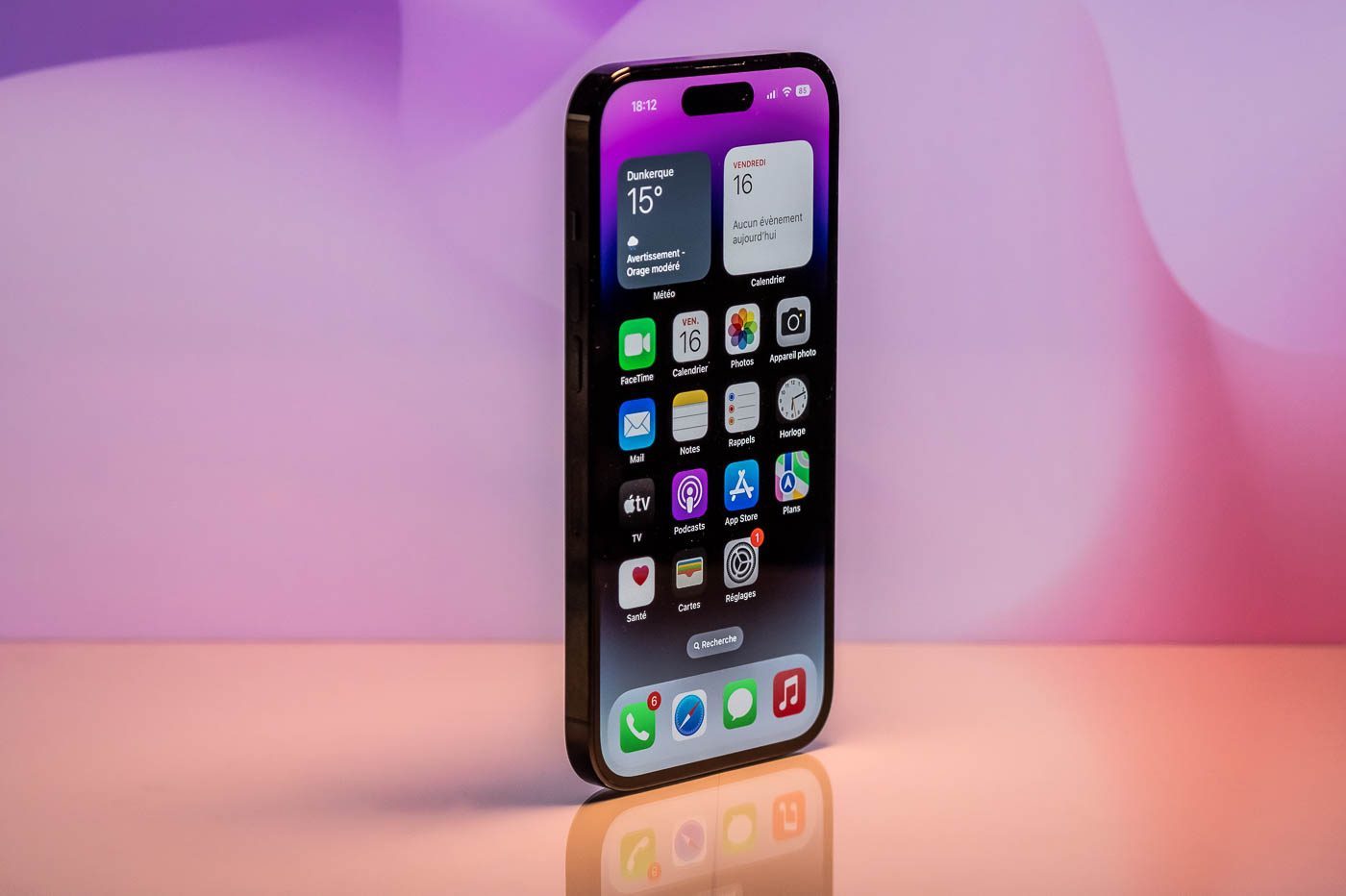 El iPhone 14 Pro muestra con orgullo su isla dinámica en su pantalla siempre iluminada