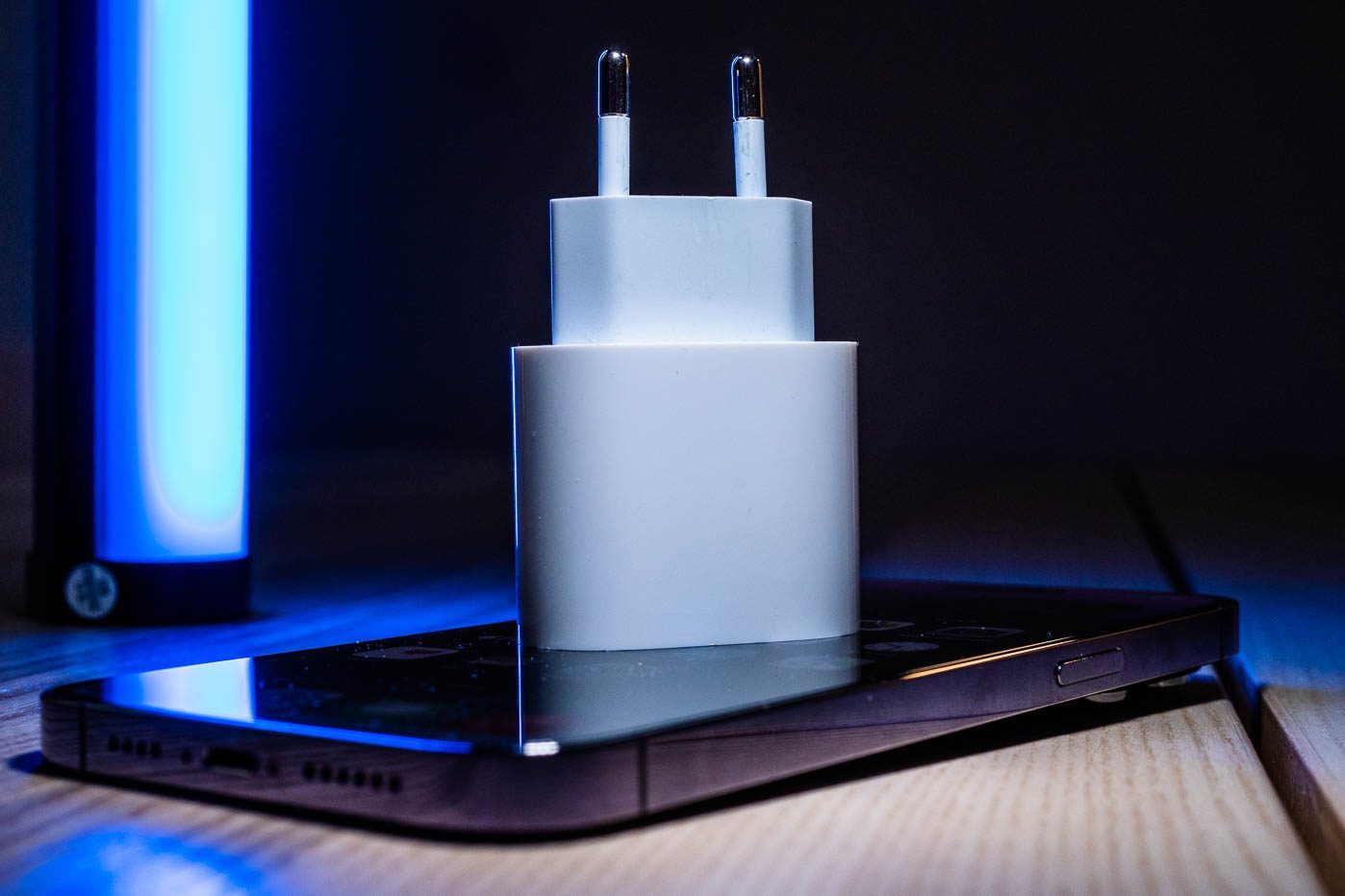 L'iPhone 14 Pro bénéficie de la recharge rapide selon Apple, mais n'est plus livré avec un chargeur.