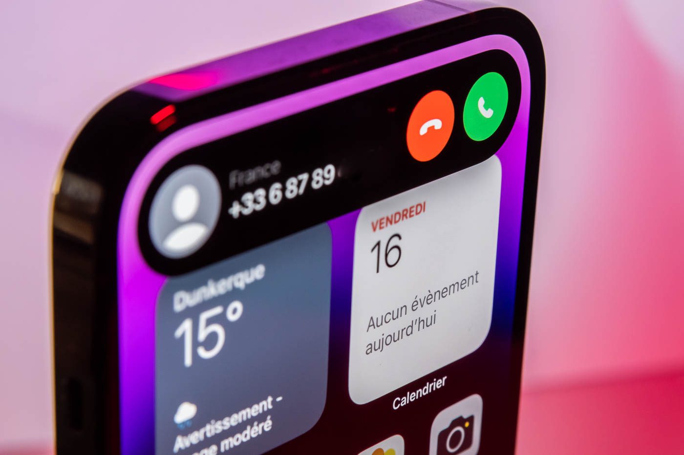 La Dynamic Island, de l'iPhone 14 Pro, peut afficher les appels entrants.