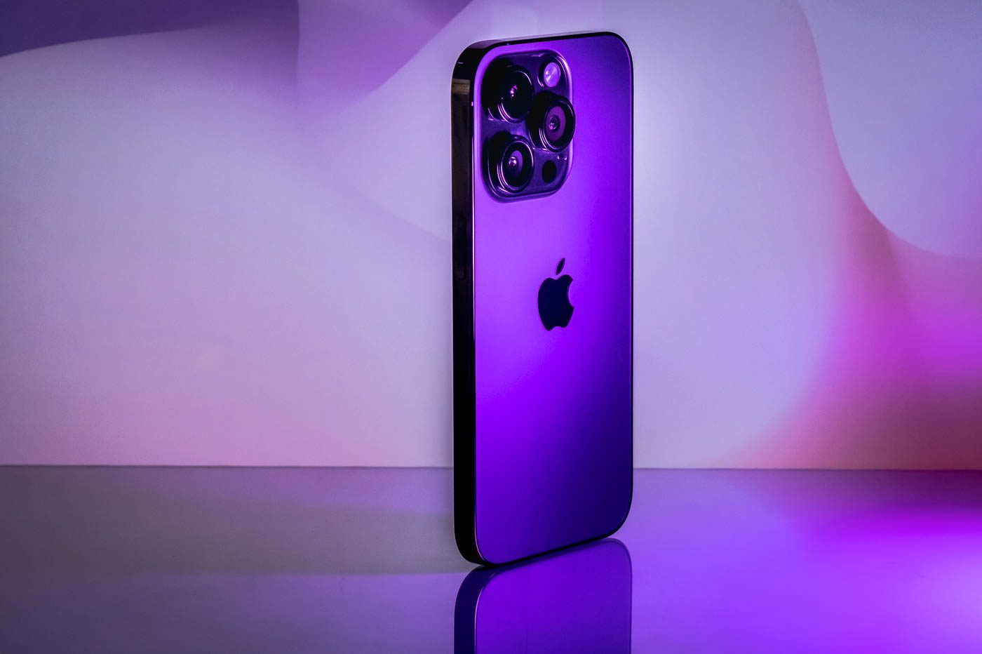 L'iPhone 14 Pro embarque toujours trois modules caméra arrière.