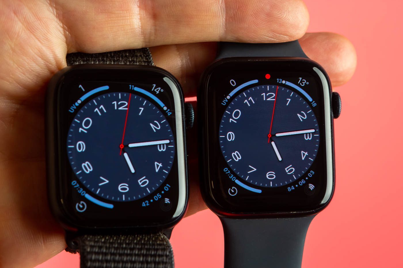 A gauche, la Watch Series 8, à droite la Watch SE 2022.
