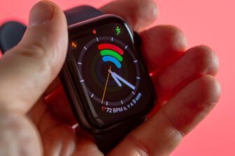 Les bordures de l'écran tactile OLED sont plus larges sur la Watch SE que sur la Series 8.