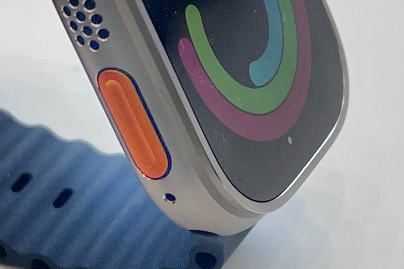 La Watch Ultra a droit à un troisième bouton - Action - sur son côté droit.