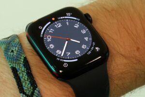 Le cadran Mégalopole met bien en valeur l'écran bord à bord de la Watch Series 8.