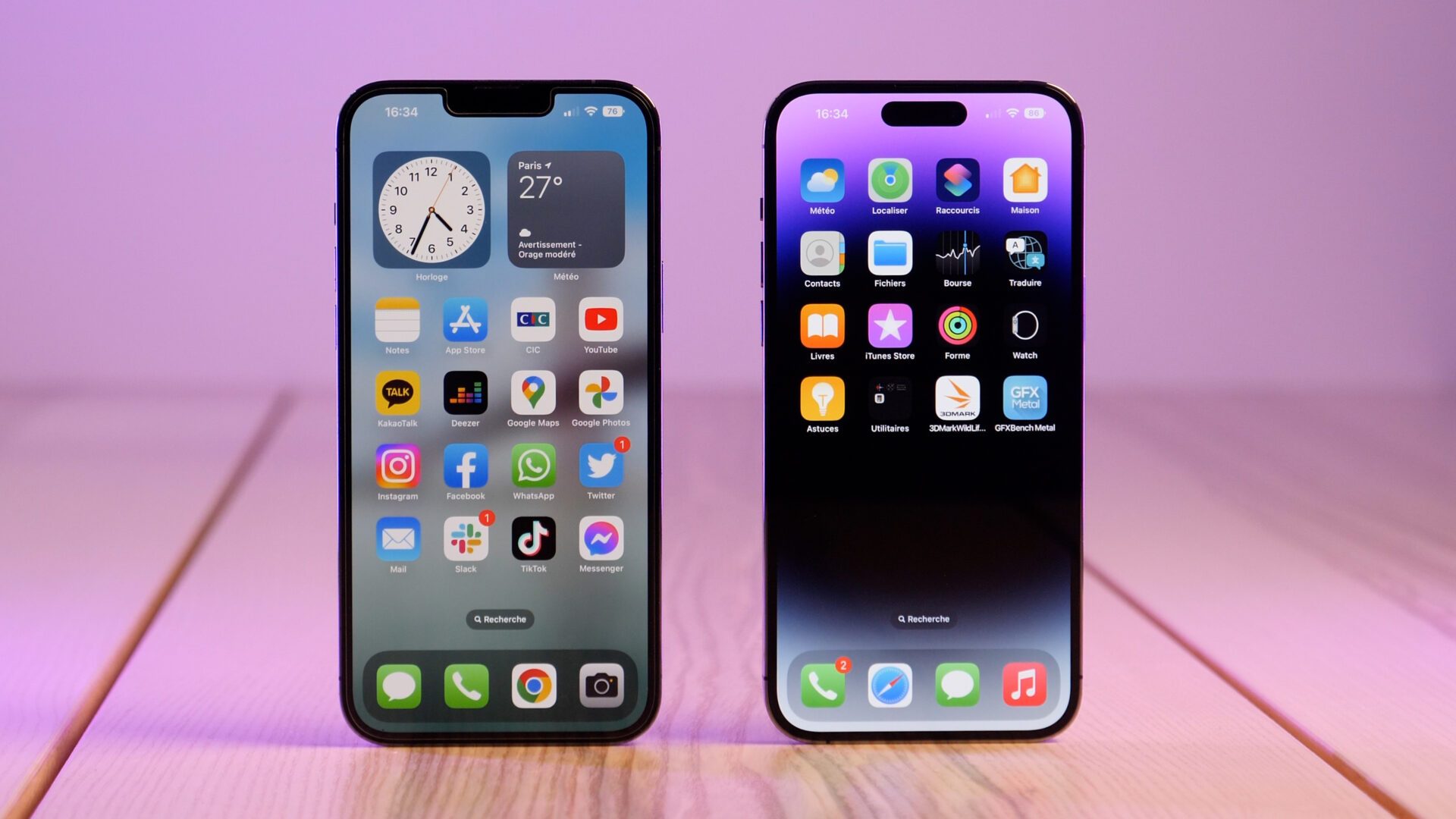 A gauche, l'iPhone 13 Pro Max, à droite, le 14 Pro Max et son île dynamique...