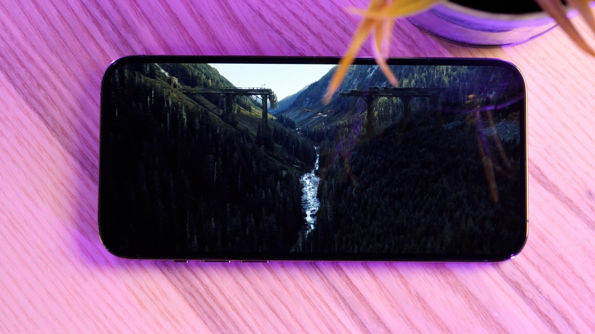 L'écran HDR de l'iPhone 14 Pro s'adapte aussi bien aux vidéos qu'aux jeux vidéo...