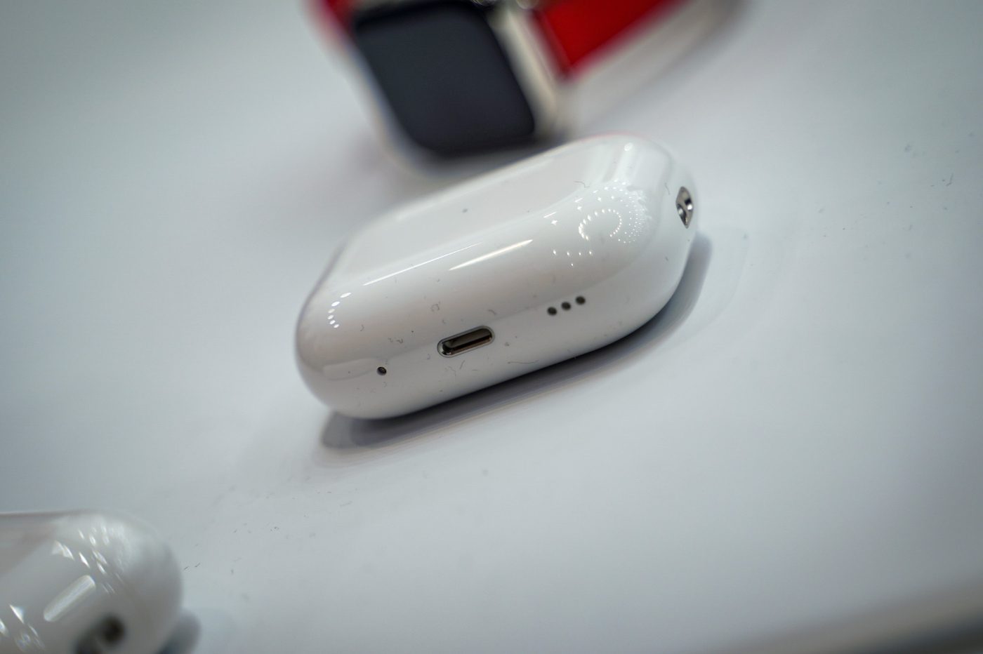 Le boîtier des AirPods Pro de 2e génération embarque un petit haut-parleur pour sonner et indiquer sa position.