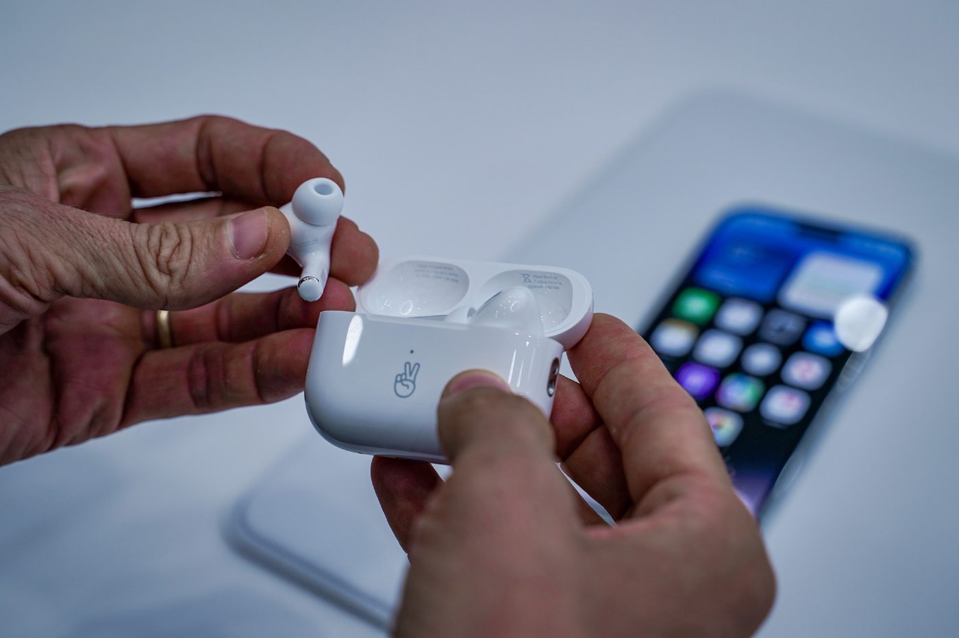 Les AirPods Pro 2, d'Apple, conservent le même design.