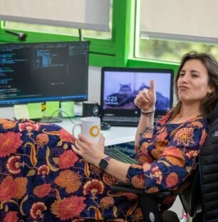Femme devant un ordinateur