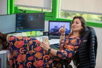 Femme devant un ordinateur