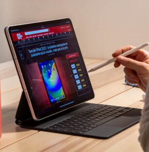 L'iPad Pro 12,9 pouces de 2022, avec son Magic Keyboard et un Apple Pencil de 2e génération.