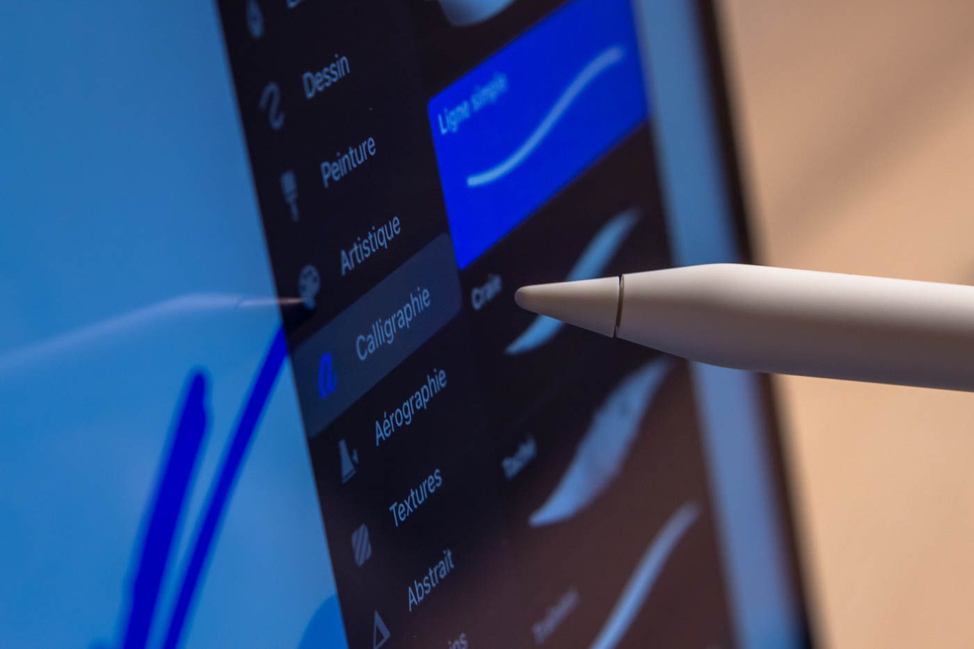 L'interface d'une application réagit lorsque l'Apple Pencil la survole.