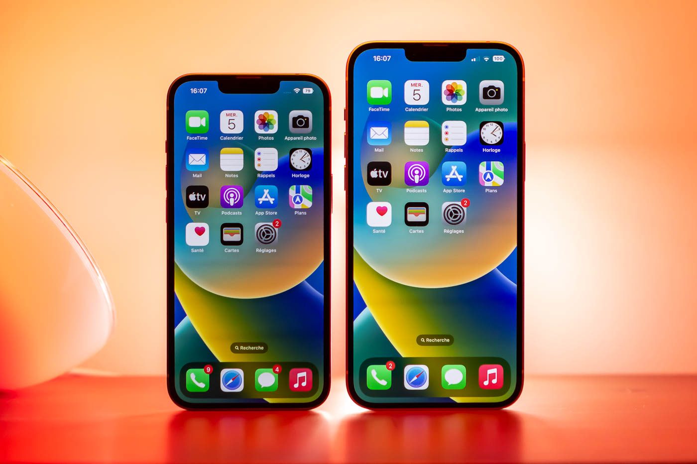 Deux frères, l'iPhone 14 et son écran de 6,1 pouces, et l'iPhone 14 Plus et son écran de 6,7 pouces.