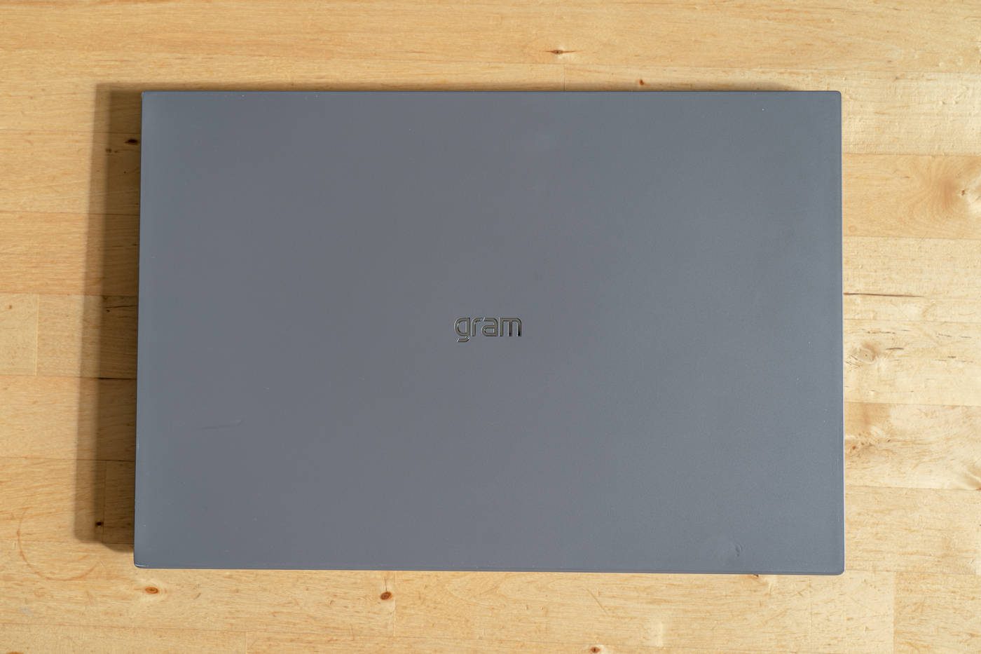 Avec sa robe grise, le LG Gram 16 est la sobriété même. © Adrian BRANCO / 01net.com