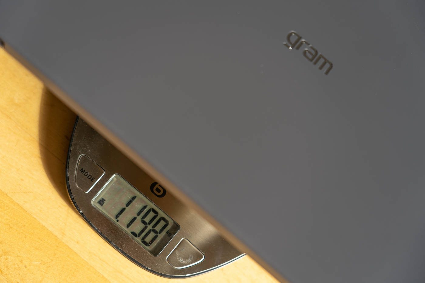 Avec à peine 1,2 kg sur la balance, cette machine est un plaisir à transporter en voyage. Attention cependant aux tablettes des classes éco de certaines compagnies (tous les trains sont vos amis par contre) © Adrian BRANCO / 