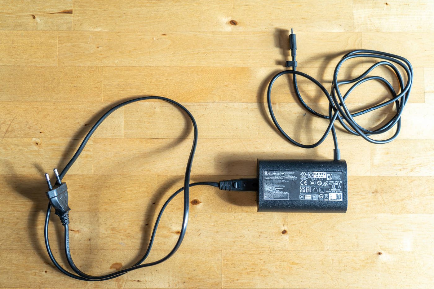 Le chargeur du Gram 16 est assez disgracieux avec ses deux câbles. Un monobloc avec câble USB C détachable serait le bienvenu. © Adrian BRANCO / 