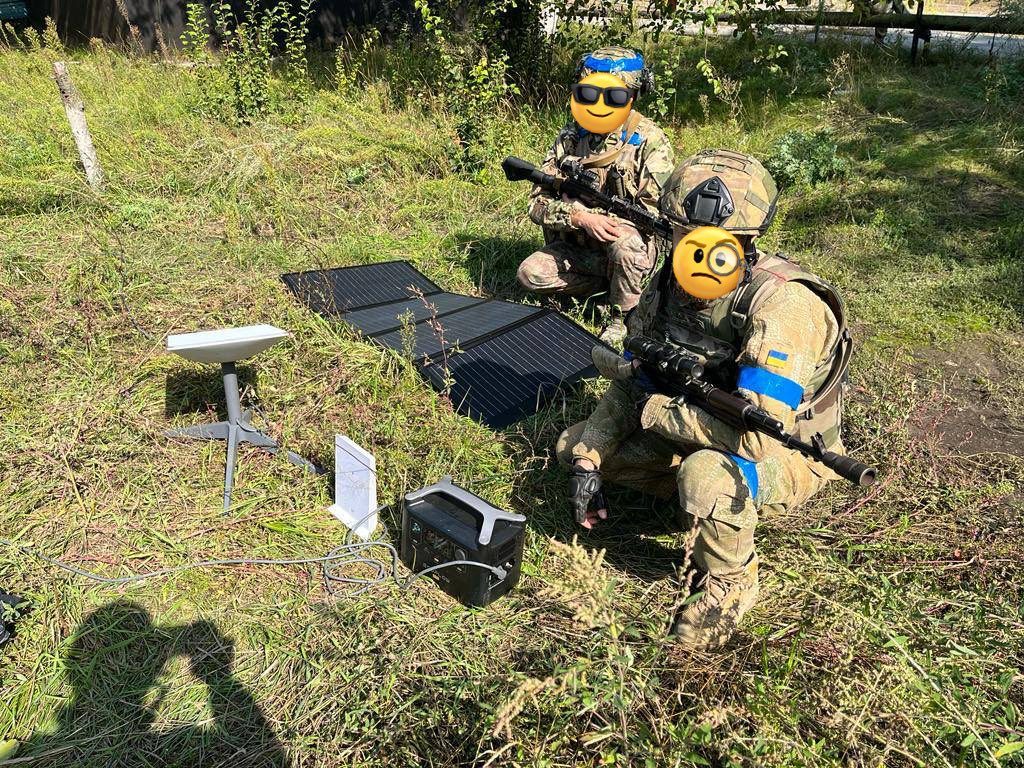 Grâce à Starlink, il suffit d'un ou deux hommes pour mettre en place une connexion satellitaire nomade haut débit. © Forces ukrainiennes