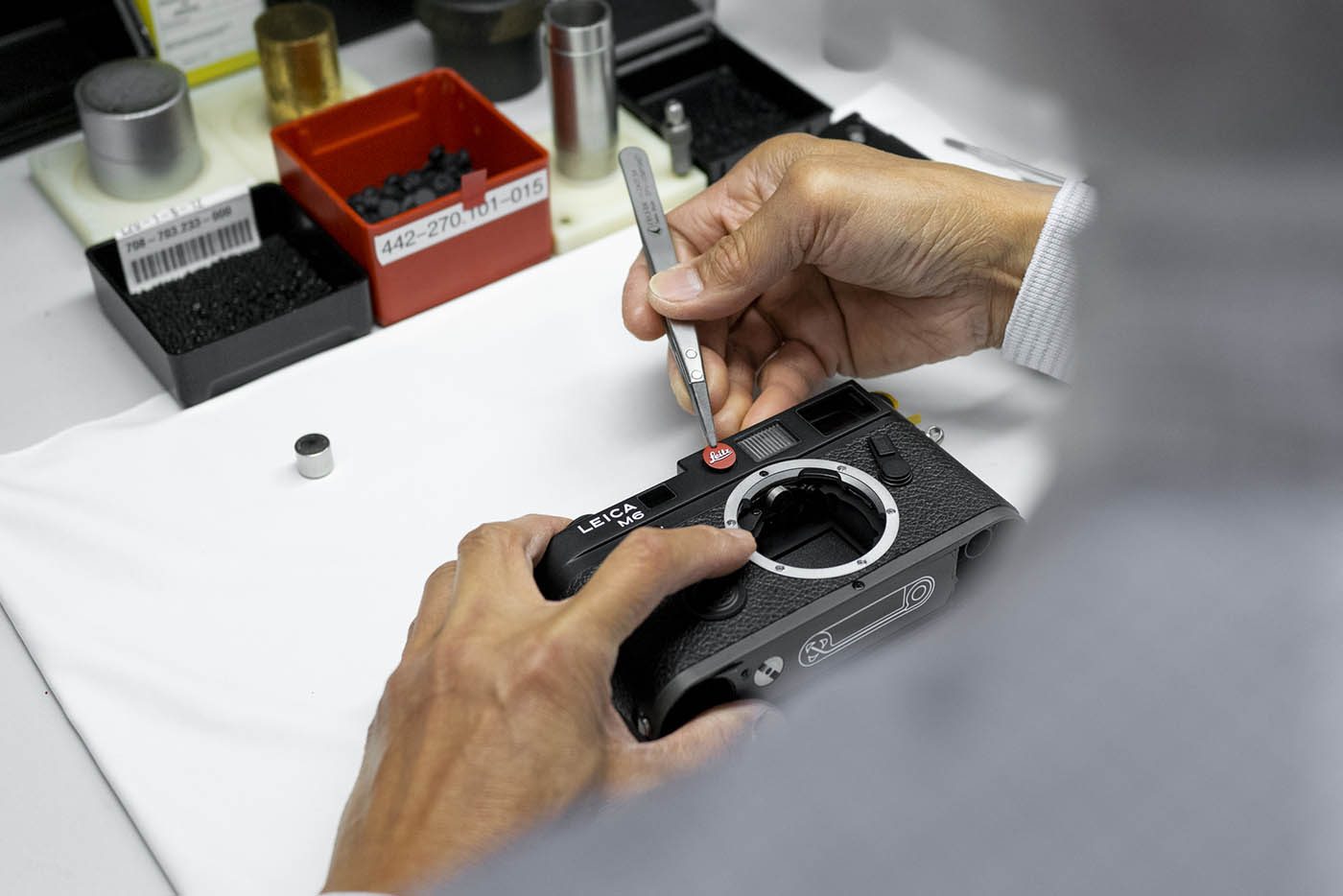 Le Leica M6, comme tous les boîtiers de Leica, est encore totalement assemblé à la main en Europe.