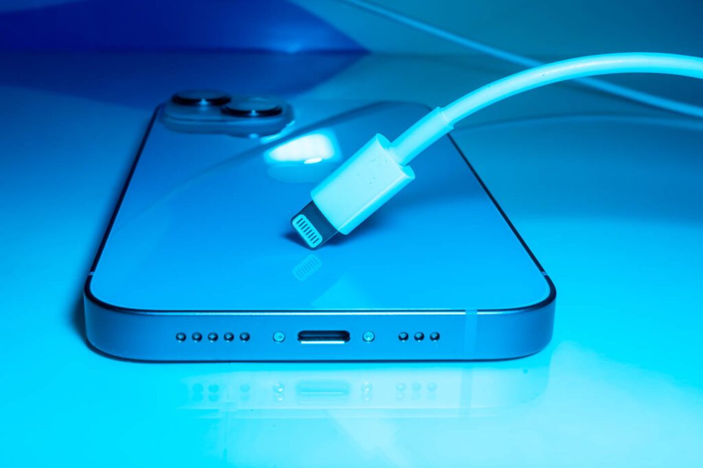 L'IPhone 14 et son câble Lightning