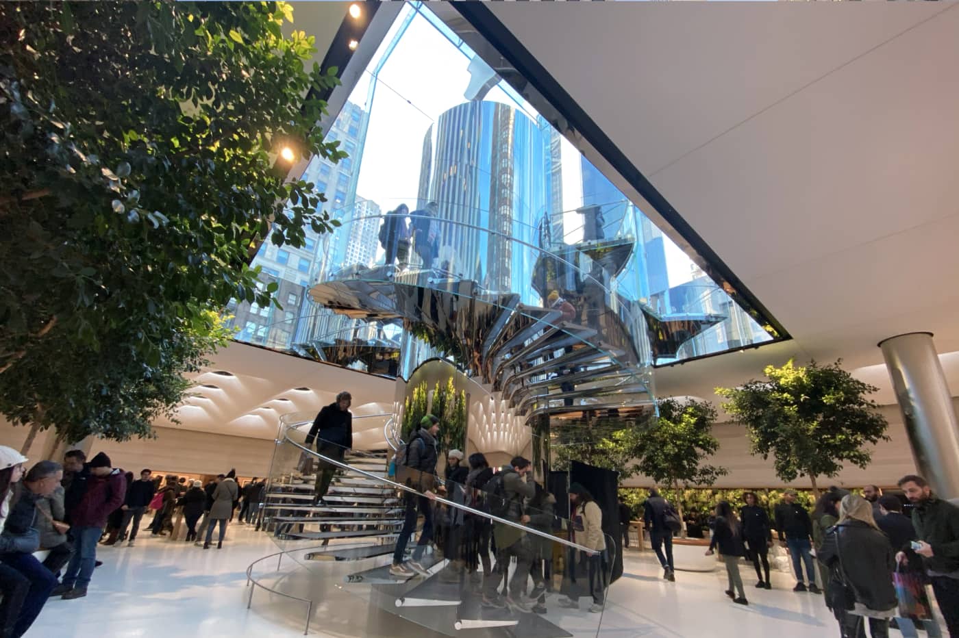 L'Apple Store de la 5e Avenue est souterrain et en partie éclairé par le puits de lumière formé par le cube de verre qui le surmonte.