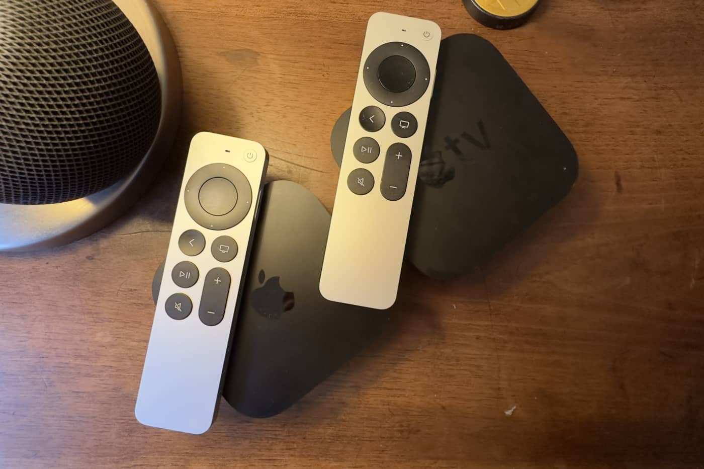 Deux générations d'Apple TV 4K côte à côté. A gauche, l'édition 2022, à droite, l'édition 2021.