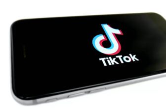 Smartphone avec le logo de Tiktok