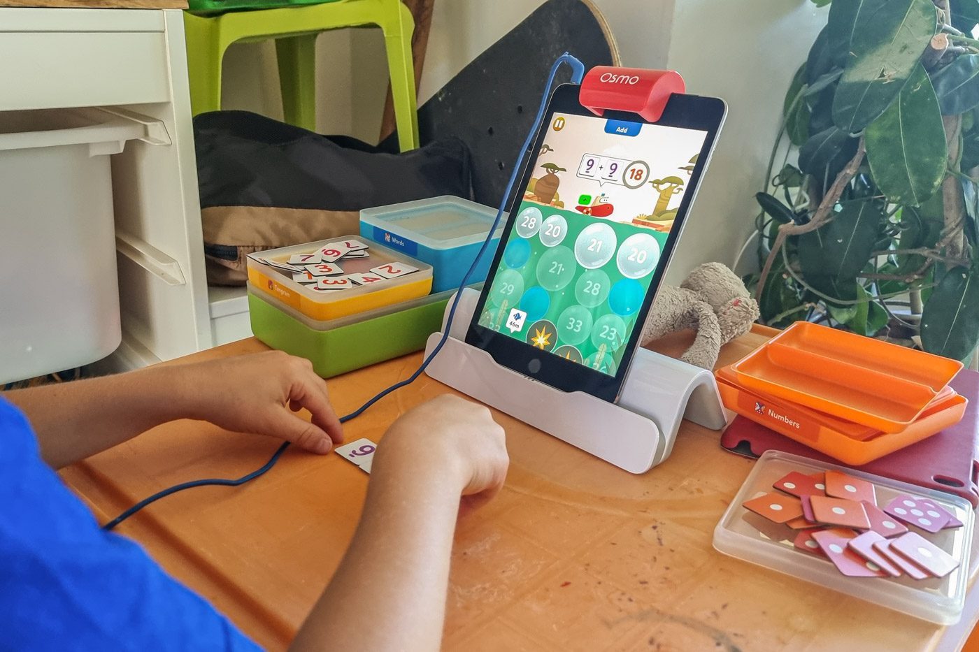 Le support est très stable et on ne craint pas de l'installer même sur des surfaces glissantes comme cette table pour enfant en plastique. © Adrian BRANCO / 