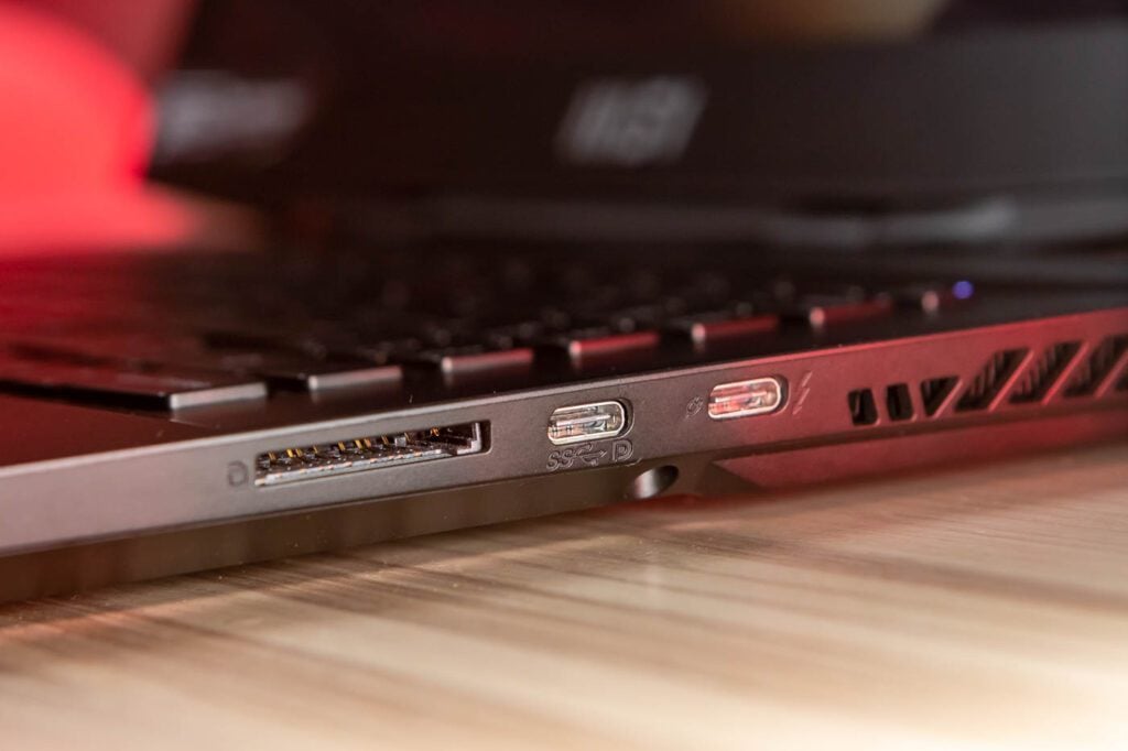 Le côté droit du Stealth GS77 propose deux ports au format USB-C, et un lecteur de carte SDXC.