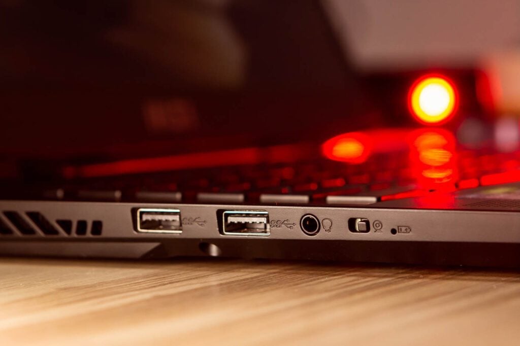 A gauche du Stealth GS77, deux ports USB-A, la prise casque et un verrou physique pour la Webcam.