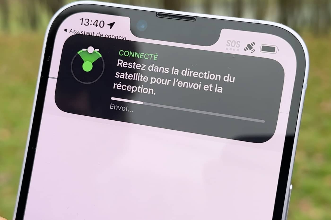 SOS d'urgence par satellite permet à n'importe quel iPhone 14 d'avertir les secours par satellite et sans connexion cellulaire.