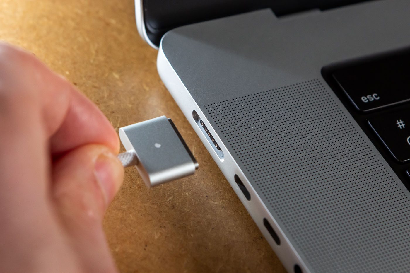 Le MagSafe 3 permet de recharger le MacBook Pro M2 Pro, sans le faire s'envoler en cas de maladresse.