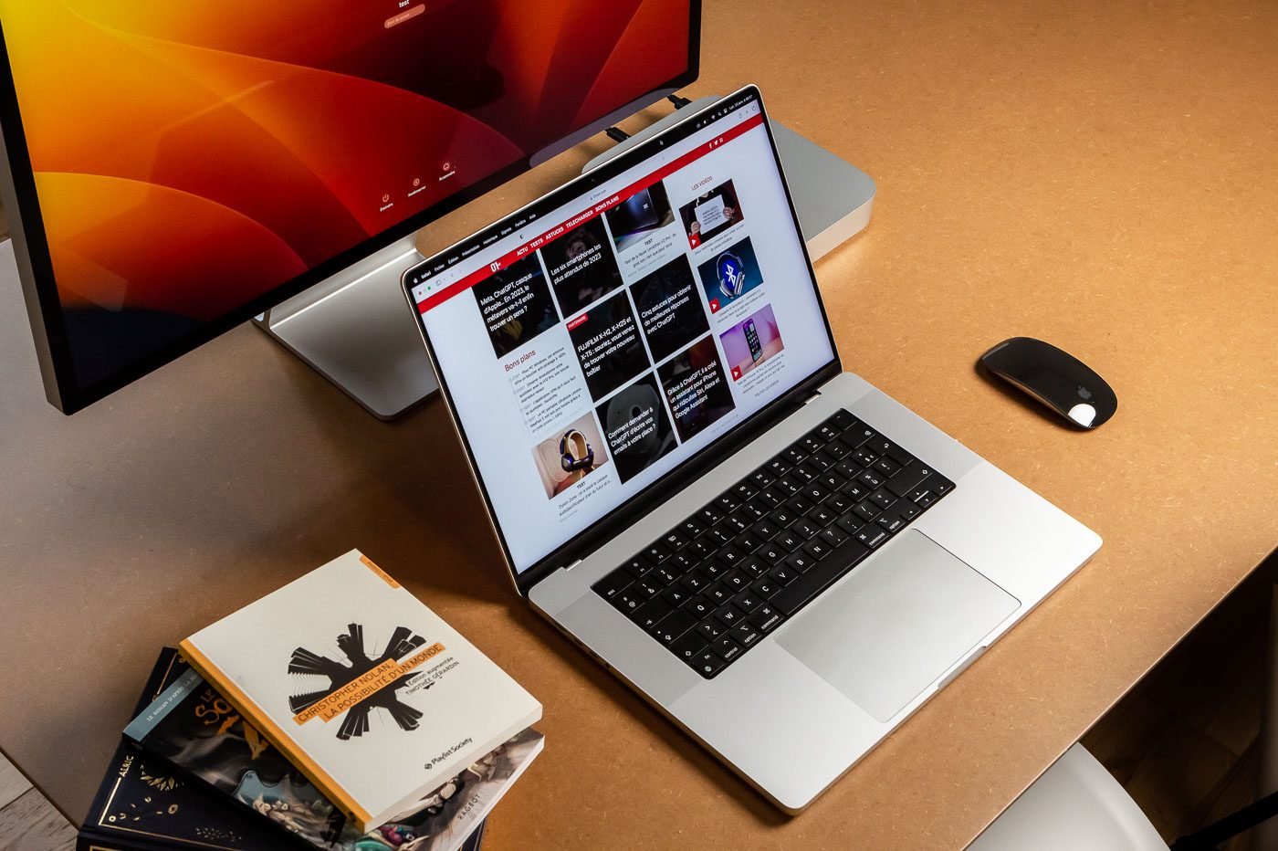 Le MacBook Pro 16 pouces au côté du Mac mini M2 Pro, lui aussi.