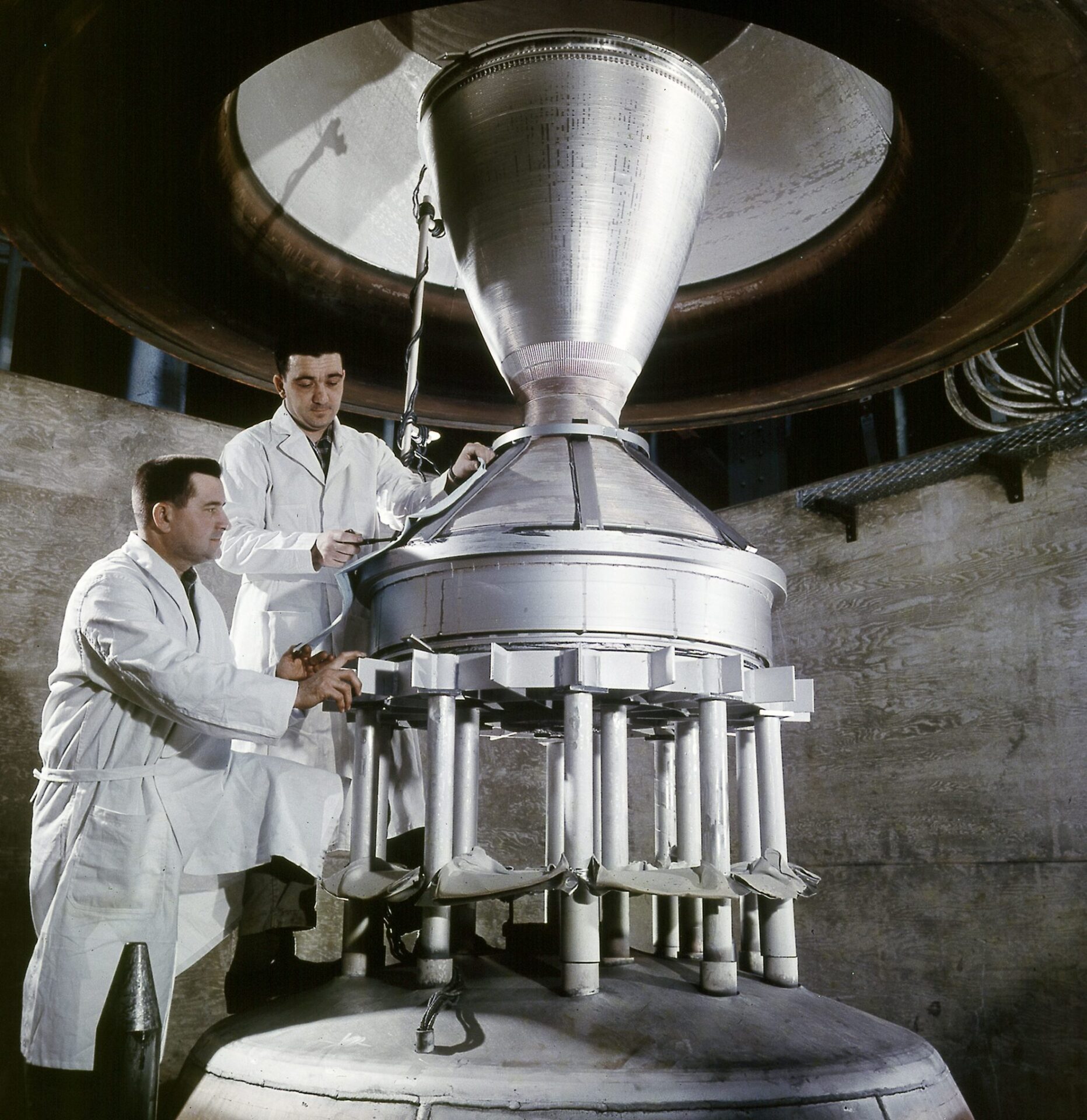 Cette photo prise en 1964 montre des techniciens de la Nasa travaillant sur le réacteur Kiwi-B1, première itération de moteur à propulsion nucléaire thermique. © Nasa