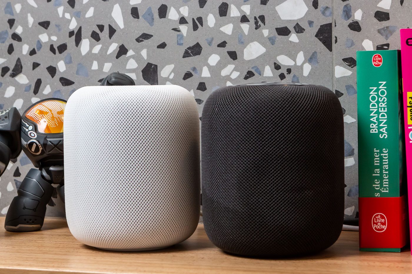 Le nouveau HomePod, à gauche, est quasi identique à son aîné.