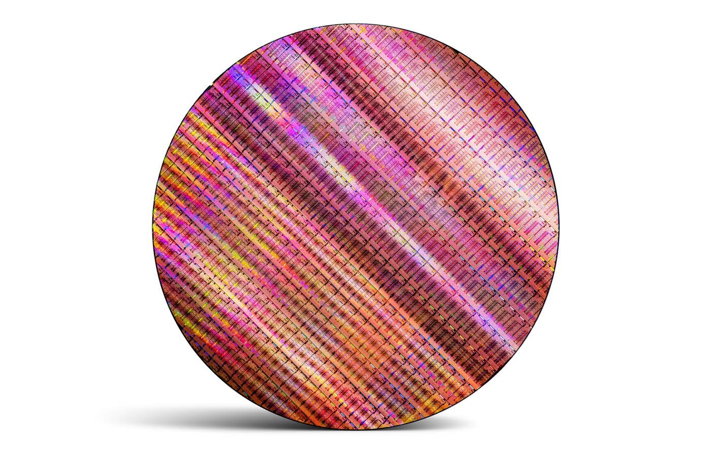 L'illustration en tête d'article est un détail de cette image, une photo officielle d'un wafer intégrant des puces Intel Core de 12e génération (dite "Alder Lake"). Conçu et fabriqué par Intel, ce wafer est gravé en Intel 7, un procédé où les composants les plus petits mesurent 10 nm (10 milliardièmes de mètre). © Intel