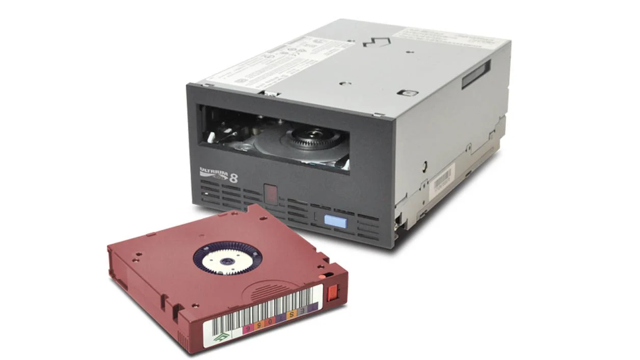 Un lecteur et une cassette à bande magnétique. © Fujifilm