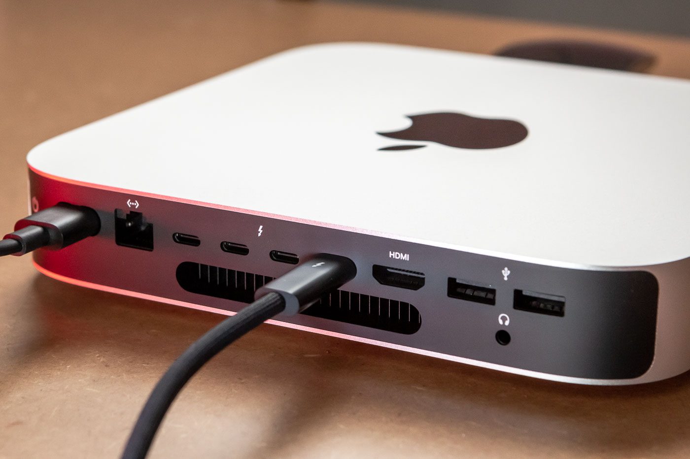 Le Mac mini M2 Pro propose une connectique plus riche que celle du modèle animé par le M2.
