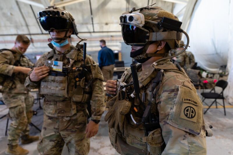 Des soldats de la 82e division aéroportée, unité parachutiste de l'US Army, équipés de casques AR de Microsoft en 2022. © Microsoft