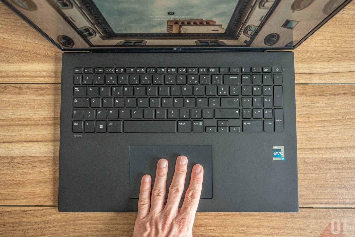À l’image de la dalle, le clavier et le touchpad sont eux aussi grand format. © Adrian BRANCO / 