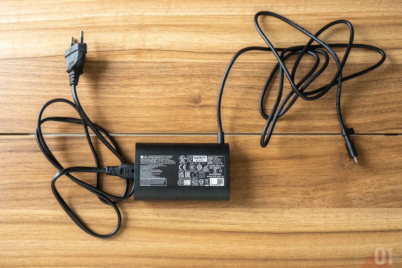 Si le câble électrique amovible peut apporter un plus, le fait que le câble USB-C ne le soit pas peut déranger. Et surtout, le tout est bien moins compact (et esthétique) que nombre d’ultraportables modernes. © Adrian BRANCO / 
