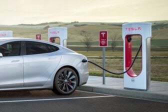 Une Tesla reliée à un supercharger