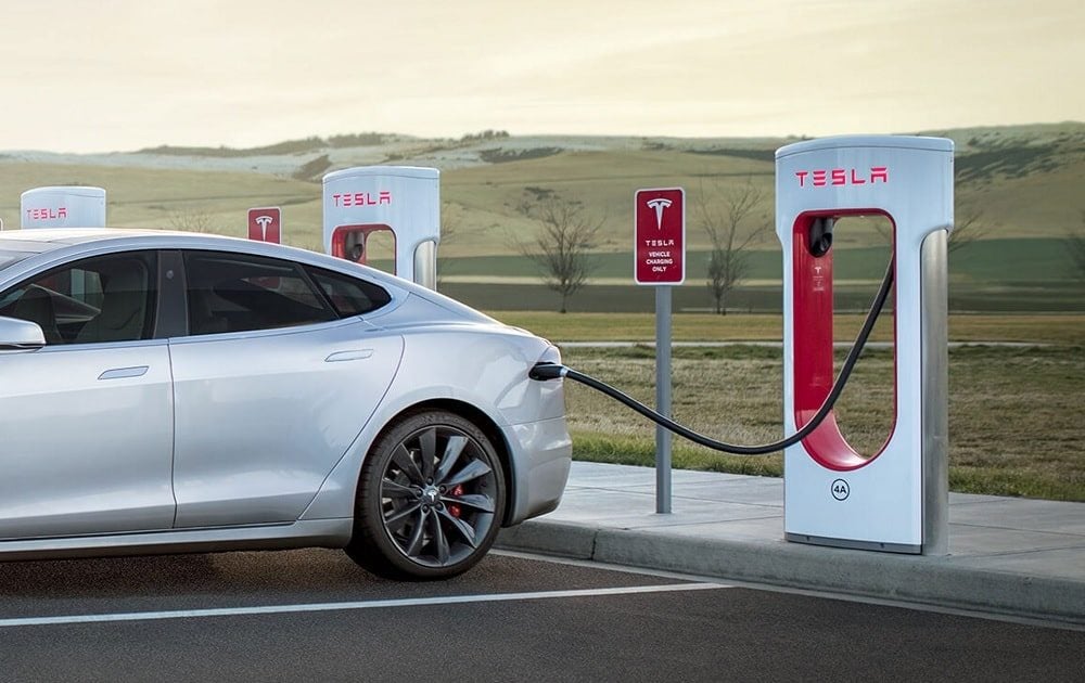 Une Tesla reliée à un supercharger