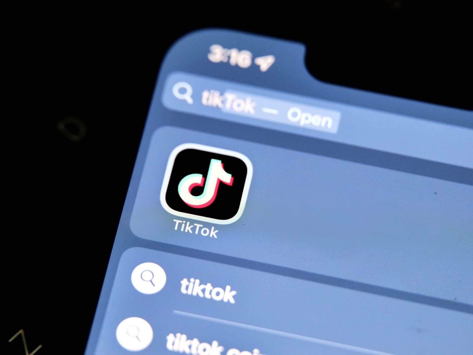 Logo de TikTok sur un smartphone