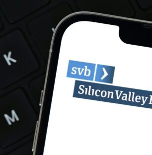 SVB logo sur un smartphone