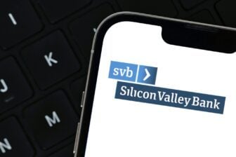 SVB logo sur un smartphone