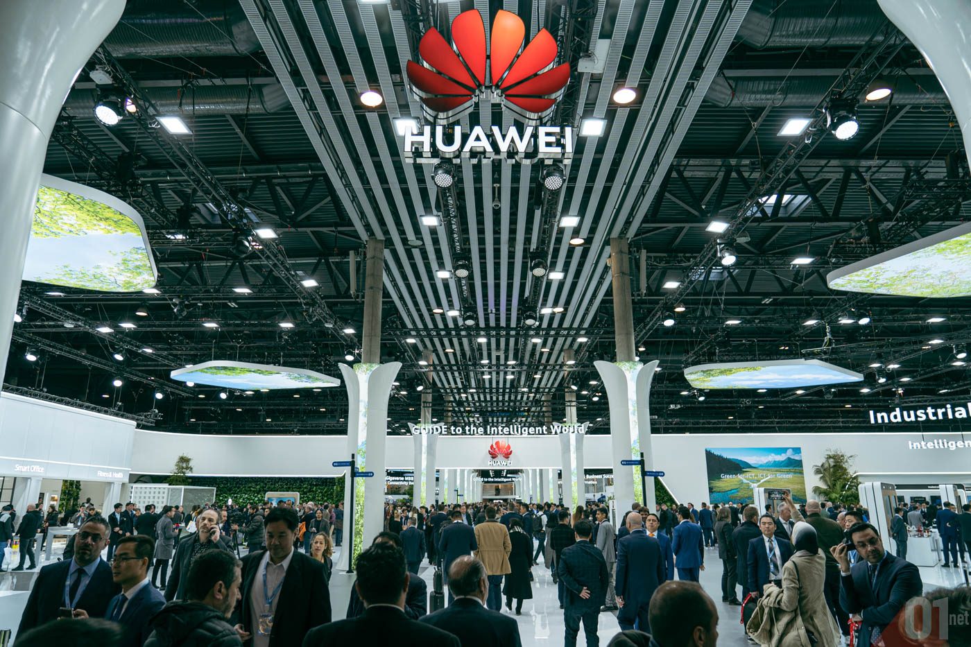 L'immense stand de Huawei était, encore une fois cette année, le plus grand de tout le Mobile World Congress ! © Adrian BRANCO / 