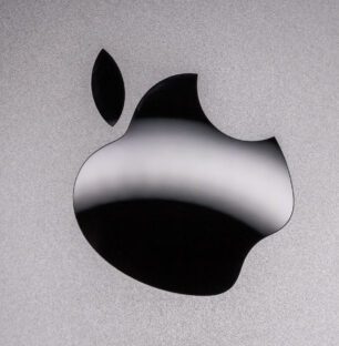 Le logo Apple et son effet miroir est la seule fioriture esthétique de ce design ultra-minimaliste.